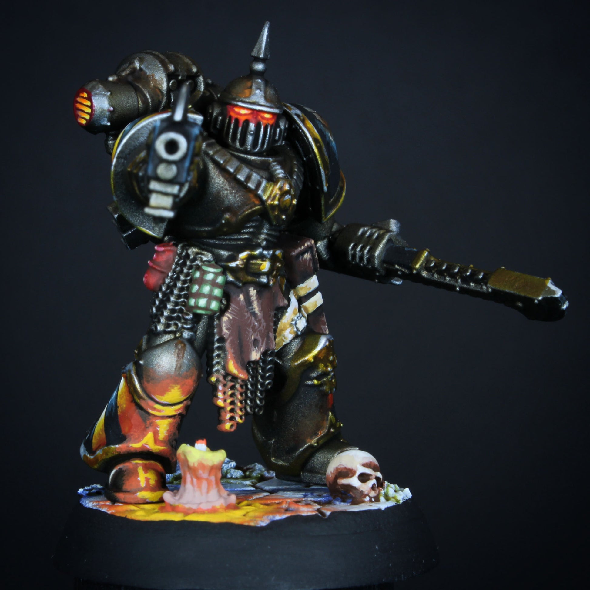 Picture of a Chaos Space Marine Legionary from the Iron Warrriors faction from Warhammer 40,000. Aiming a bolter.